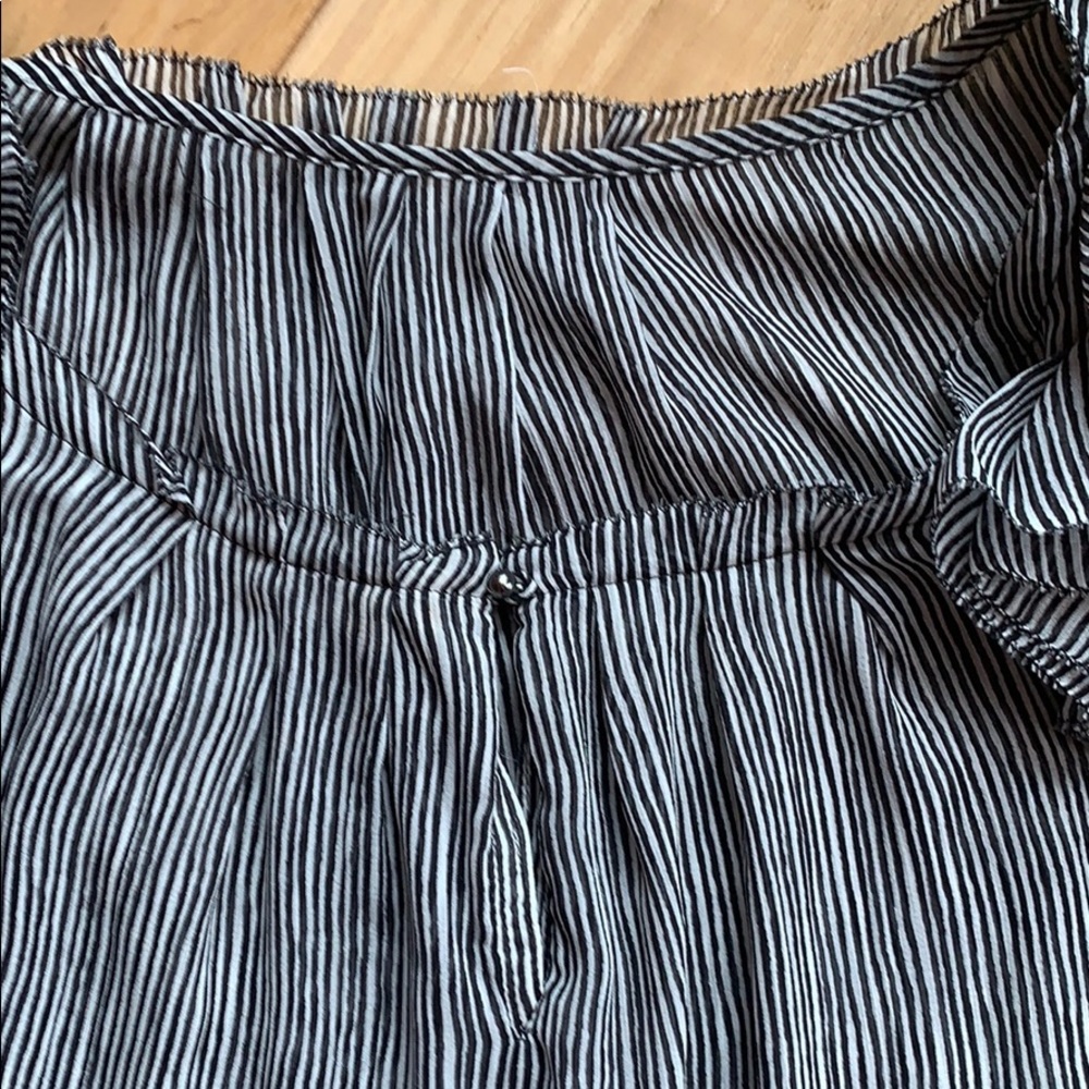 Sleeveless ruffled shouldered striped blouse - Picture 5 of 6